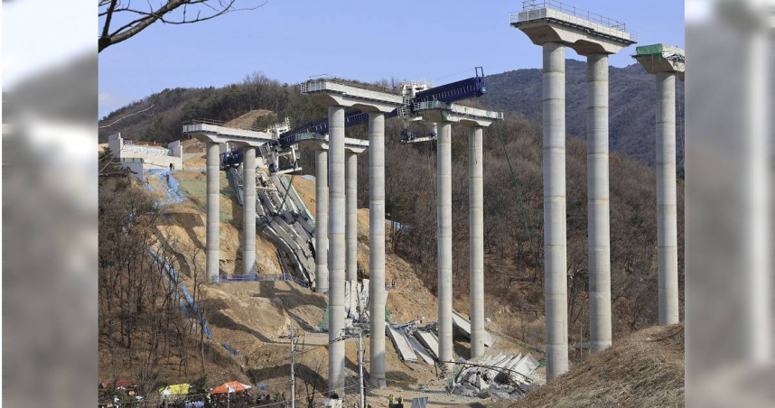 南韓「首爾世宗高速公路」天安-安城路段發生橋樑工地坍塌事故，造成至少4死6傷。（圖／達志／美聯社）