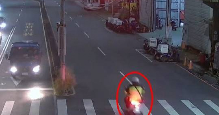 新北男鳴笛閃燈違規闖紅燈，相關片段在網上瘋傳，經確認其並非警職。（圖／翻攝畫面）