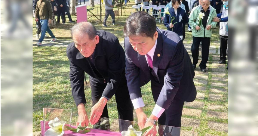 代理巿長邱臣遠逐一向受難家屬握手致意，並於下午2時28分一同為受難者默哀，以純白的百合花朵向受難者表達追思之意。（圖／中國時報記者王惠慧攝）