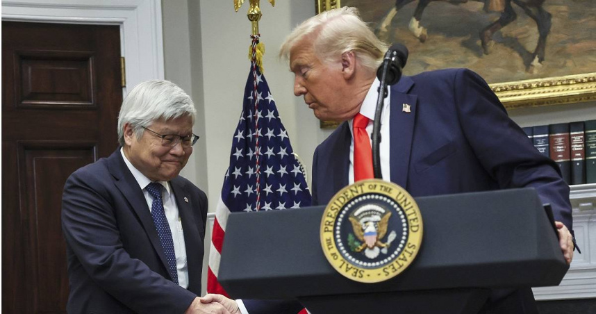 台積電董事長暨總裁魏哲家（左）和美國總統川普（右）握手。（圖／達志／美聯社）