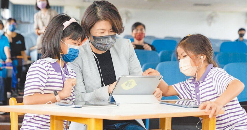 教育部10日舉行校園行動載具使用原則修正草案研商會議，草案明訂高中以下學生在上課期間禁用行動載具，需統一保管。圖為台東縣教育處推動「生生用平板」，協助縣內各校數位學習及行動載具教學活動。（圖／台東縣教育處提供）