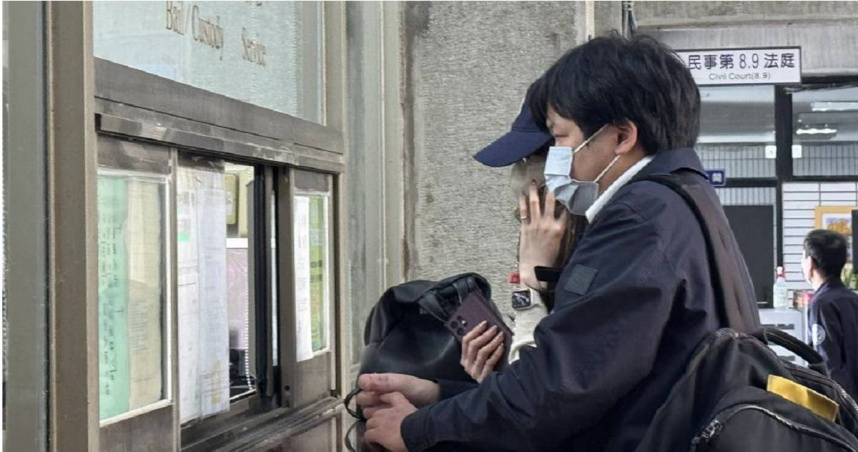 「刑事戰將」前台中市刑大隊長林明佐捲入九州博弈集團涉賭、洗錢案，台中地院18日再裁定林明佐1200萬元交保，林的親友籌錢3天，終於在21日上午10時40分左右現身台中地院辦保。（圖／潘虹恩攝）