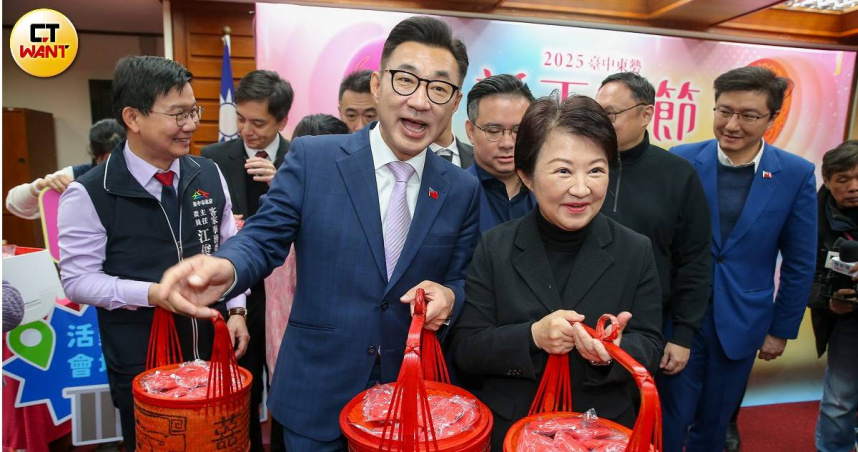 台中市長盧秀燕（前排右）2026年將卸任，立法院副院長江啟臣（前排左）被視為接班強棒，未來江啟臣遺留的立法院副院長位置，牽一髮動全身。（圖／黃耀徵攝）