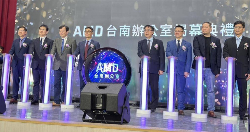 台南市長黃偉哲（右四）與AMD台灣分公司陳民皓總經理（左四）等人，24日共同為AMD台南分公司揭幕。（圖／南市府提供）