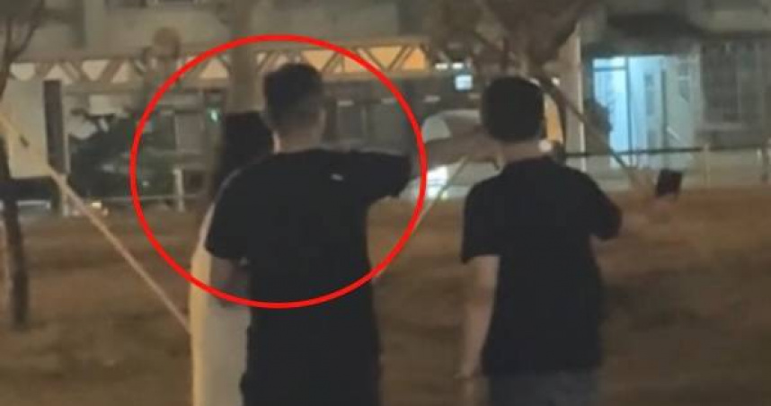 高雄女老師晚間散步遭警誤抓押走，怒控警方粗暴執法。（圖／翻攝畫面）