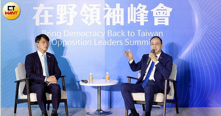 國民黨主席朱立倫（右）與民眾黨主席黃國昌都對「倒閣」持保留態度。（圖／方萬民攝）