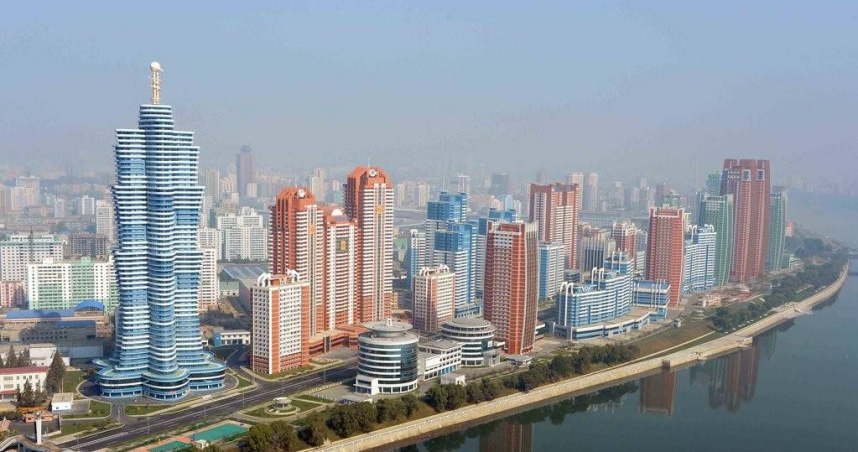 北韓2015年完工的53層大樓「銀河」，出現倒塌危機。（圖／翻攝自韓聯社）