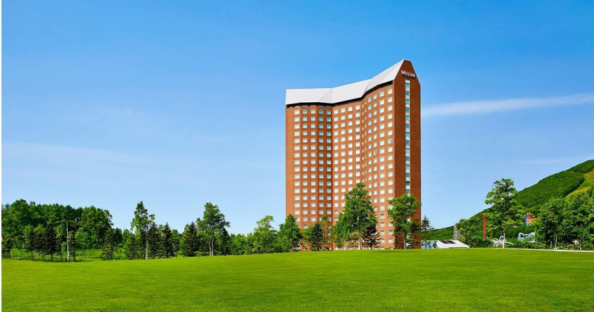 台灣夫妻檔入住日本北海道留壽都度假酒店，無視歸定在浴場拍照，引發爭議。圖為留壽都度假酒店。（圖／翻攝自「留壽都度假村-日本北海道」臉書）