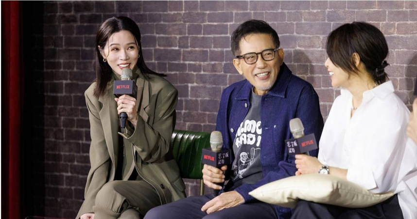 編導劉若英與秦漢、謝盈萱重現劇中脫口秀演出的場景。（圖／Netflix提供）