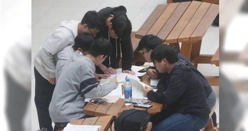 大學申請入學明天起開放選填志願，大學甄選入學委員會統計，4.8萬人有登記資格，6月12日公布分發結果。圖為考生考前複習。（示意圖／報系資料照）