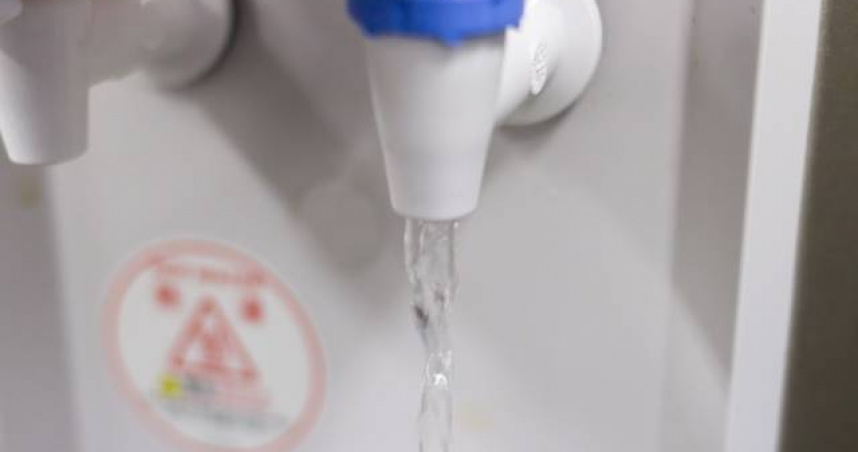 喝水方式若錯誤，就算喝再多水，仍可能得腎結石。（示意圖／翻攝自photoAC）