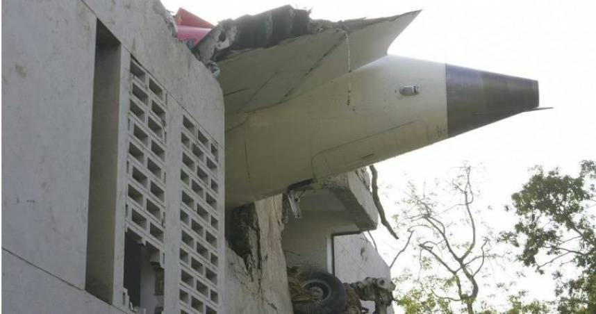 印度航空(Air India)171號班機墜毀。(圖/達志/美聯社)