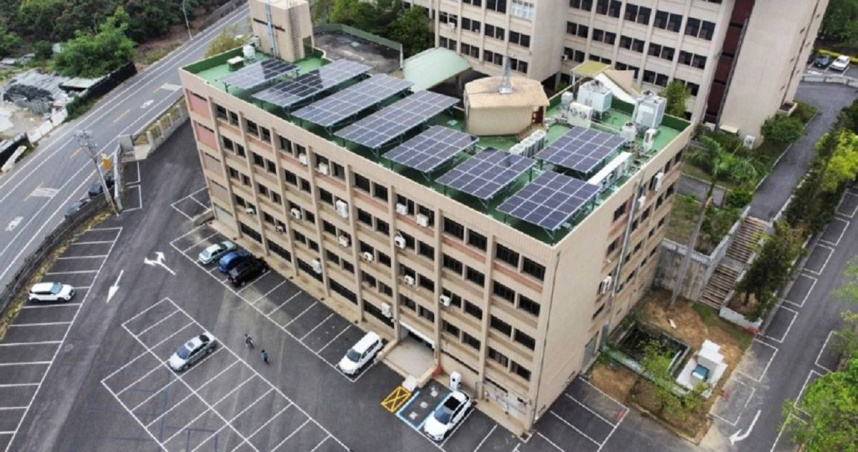 中華電信學院高雄所光儲充示範案場由盛齊綠能統包建置，整合太陽能、儲能與充電樁等設備。憑藉累積多案表後儲能實績，展現企業在表後儲能應用上的整合能力與落地經驗（圖／盛齊綠能提供）。