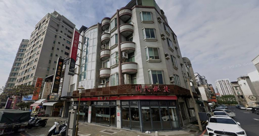 周氏蝦捲一名女店員將客人吃剩油豆腐倒回滷鍋，引發食安疑慮，業者公布監視器畫面並向顧客道歉，衛生局認定個人行為暫不開罰，但強調後續複查不合格就會依法開罰。（圖／翻攝自google map）