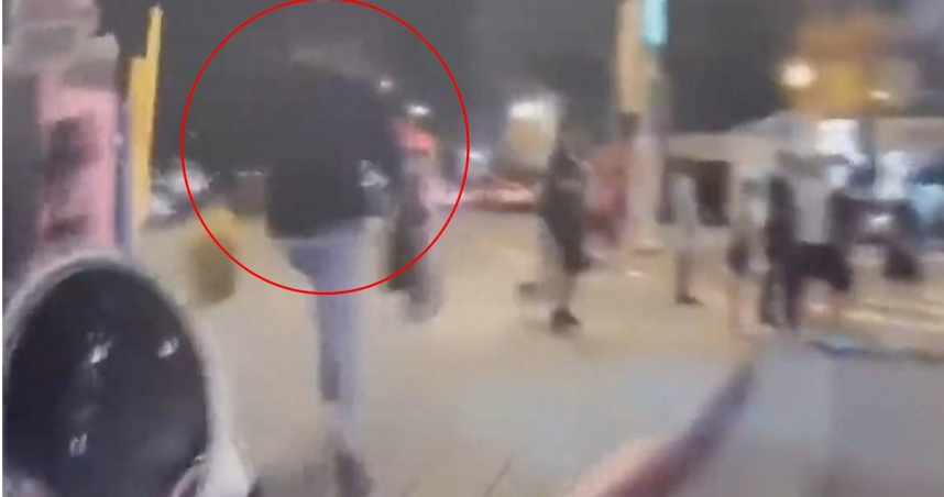 松山警分局員警在饒河夜市成功逮捕詐欺通緝犯，嫌犯落網後依法移送。（圖／翻攝畫面）