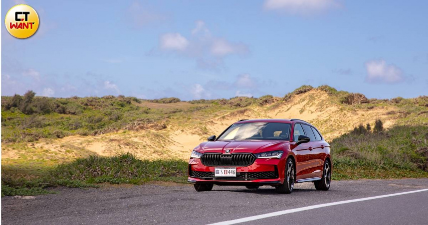 Skoda Superb邁入第四代，全車系共推出6種車型，產品線完整，售價從129.8萬元至186.8萬元。（圖╱黃耀徵攝）