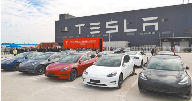 特斯拉執行長馬斯克表示，該公司已完成首次Model Y全自動駕駛交付。（圖／中新社）