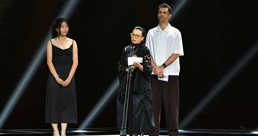 方大同獲頒「評審團獎」並由方大同信託基金會顧問成員上台領獎致詞，共吸引77萬2千人收看。（圖／台視提供）