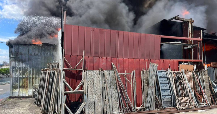 今天上午新北市土城發生鐵皮倉庫火警，所幸無人傷亡。（圖／翻攝記者爆料網）
