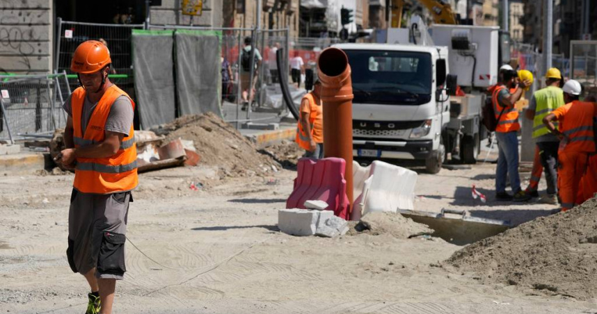 工人在義大利米蘭的烈日下進行道路施工。（圖／達志／路透社）