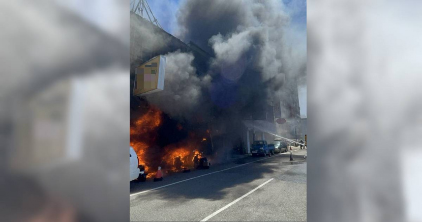 桃園燒臘店爆大火濃煙狂竄警消搶救中　多人嗆傷送醫