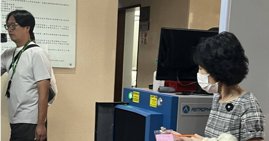 柯文哲在上午休庭前針對證人詰問環節不斷搖頭，並頻頻轉頭看妻子陳佩琪。（圖／高瑀彤攝）