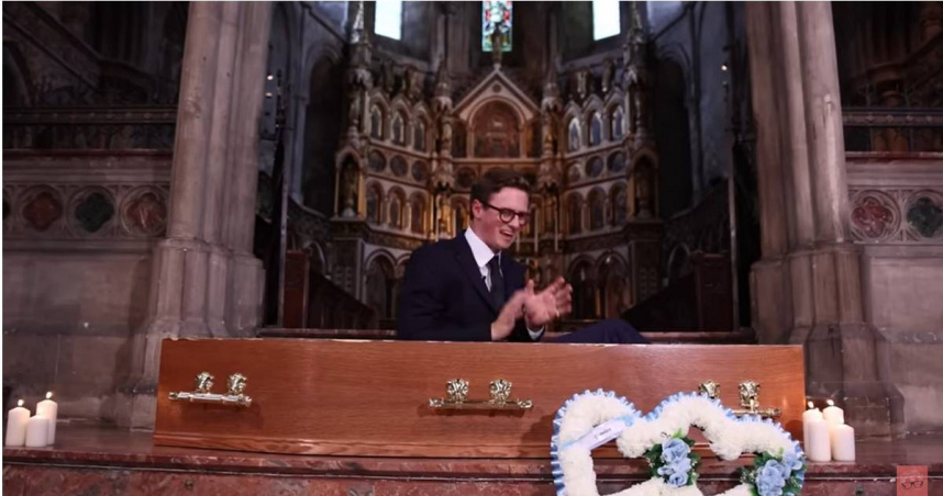 佛許為自己舉辦假葬禮。（圖／翻攝自YouTube／Max Fosh）