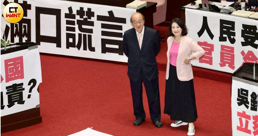 民進黨總召柯建銘（左）日前提及《刑法》第100條，暗示將追究在野黨刑責，引發朝野與黨內爭議。（圖／方萬民攝）