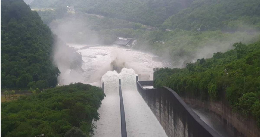 曾文水庫持續放水至12日下午3時未停歇，已超過74小時。（圖／水利署南區分署提供）