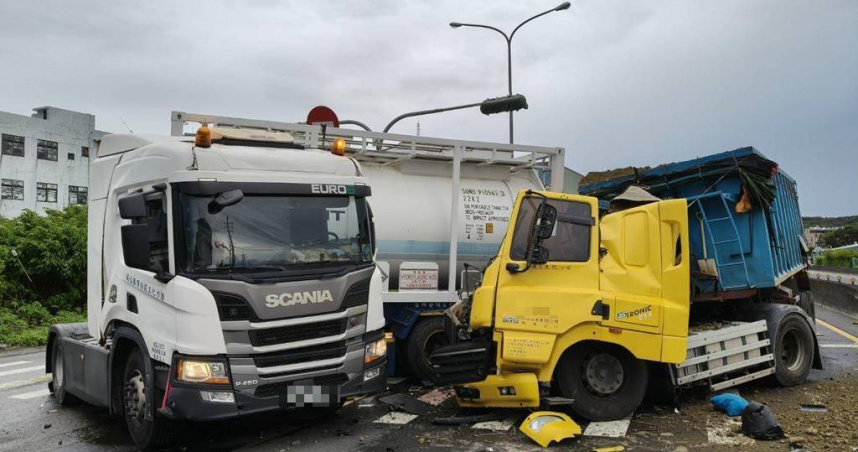 竹北市西濱路二段19日清晨6時許發生化學槽車車禍案件，為砂石車與化學槽車車禍。（圖／翻攝畫面）
