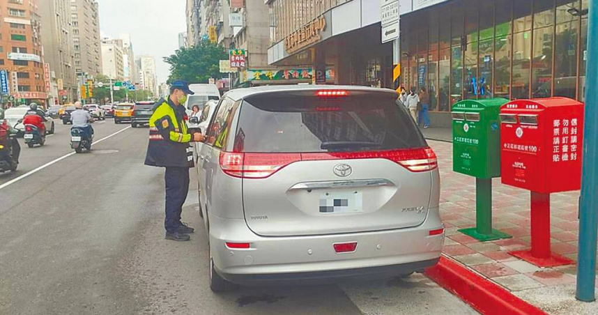 車輛違停路邊紅線，被開罰單。（示意圖／台北市警察局交通警察大隊提供／中國時報邱芊台北傳真）