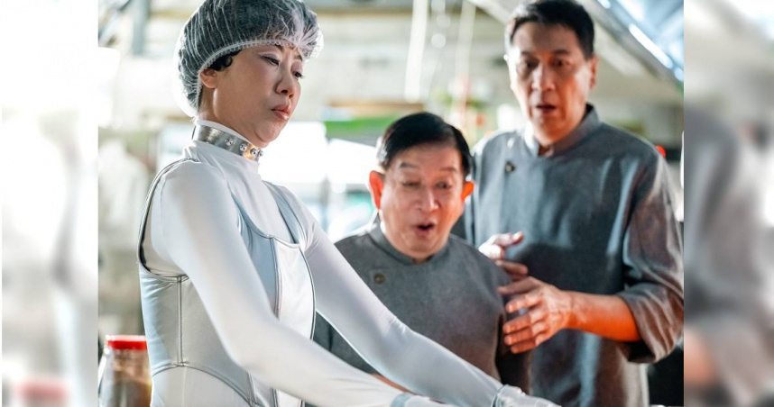 莫小玲在《AI拼才會贏》飾演AI機器人，直呼比預期還要困難。（圖／華映提供）