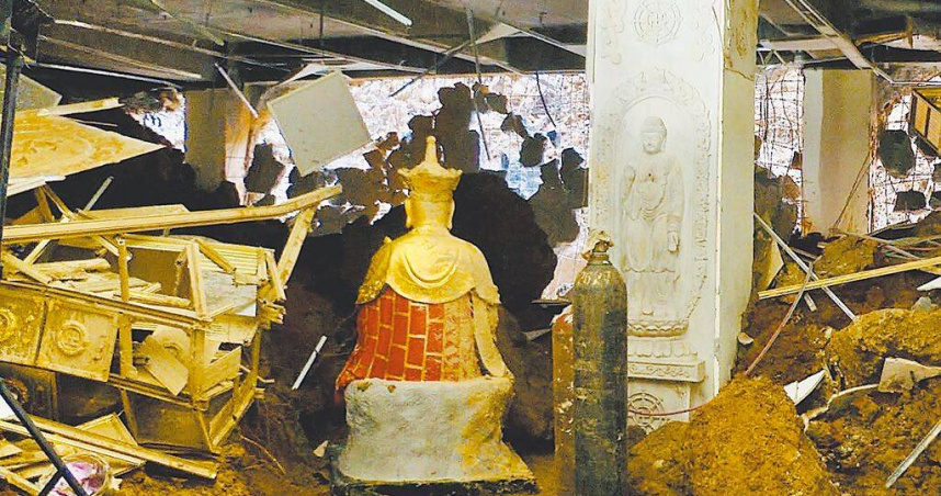 新北市金山區蓬萊陵園納骨塔去年遭風災重創。（圖／陳情民眾提供／中國時報李育嫺新北傳真）