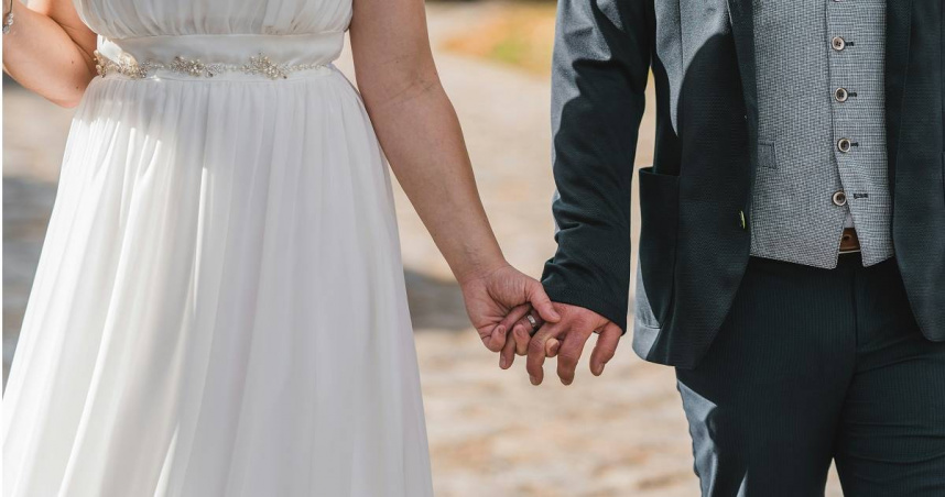 男網友發文抱怨出身富裕家庭的女友突然辭掉工作，婚後想當家庭主婦，一眾網友支持「結婚沒有使生活經濟變得更好，為何要結婚」。（示意圖／unsplash）