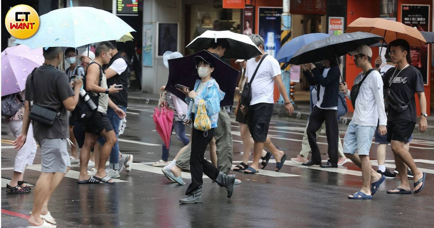 今日迎風面的北部地區有廣泛且持續的陣雨或雷雨。（圖／劉耿豪攝）