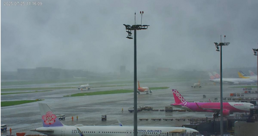 今（25日）上午11時許，桃園機場發生虛驚事件，一架香港航空班機在降落後，竟與海南航空班機在滑行道上出現「頭對頭」狀況，最後以香港航空航班被拖車拖離滑行道落幕。（圖／翻攝YT／Taoyuan Airport）