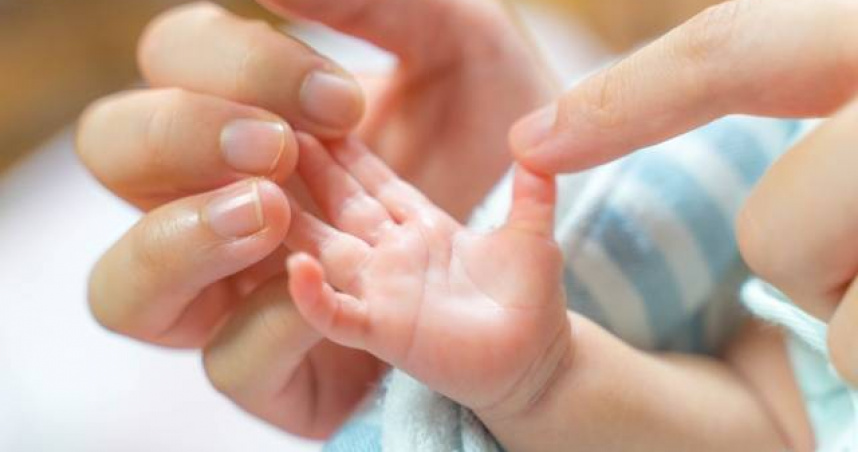 一名媳婦訴苦道，婆婆會偷偷往孩子的副食品裡加鹽，還強調「沒味道怎麼吃？」、「我們以前都這樣養大的」，讓她十分崩潰。（示意圖／翻攝自photoAC）