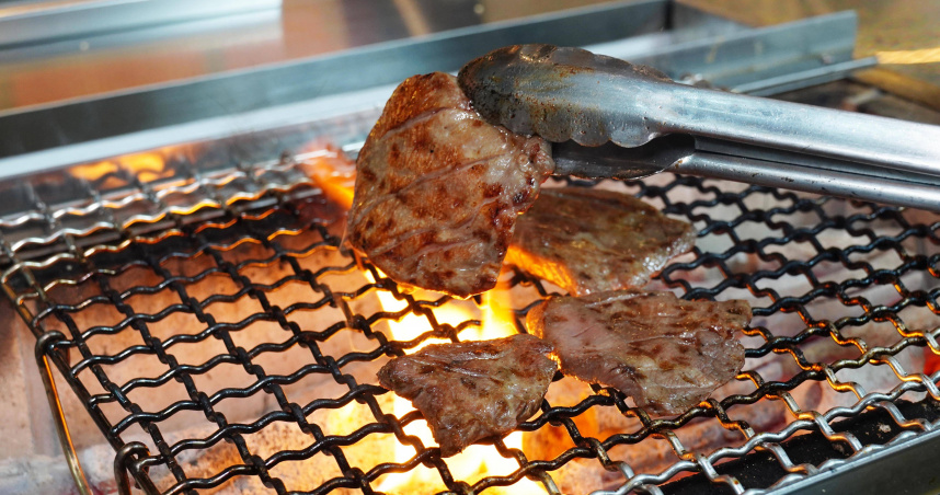 東山牛舌台灣店嚴選紐西蘭牛舌，採本店獨家配方醃製加上直火炭烤賦予香氣。（圖／魏妤靜攝）