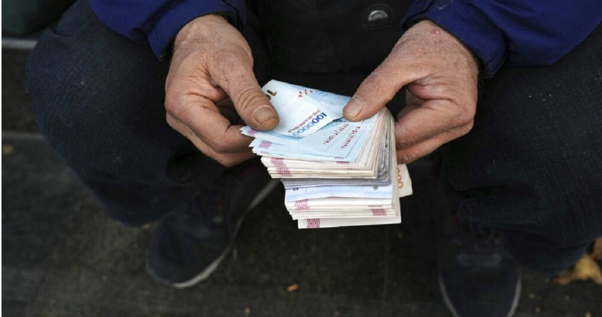 伊朗將重啟改革，將官方貨幣「里亞爾（Rial）」改為「土曼（Toman）」，且將新鈔面額砍取尾數的4個0。（圖／達志／美聯社）