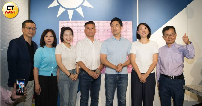 國民黨台北市籍5席立委都挺過了大罷免，而選前喊出的「還稅於民」政策，台北市長蔣萬安（右3）就地方歲計賸餘如何接招，各界關注。（圖／黃威彬攝）