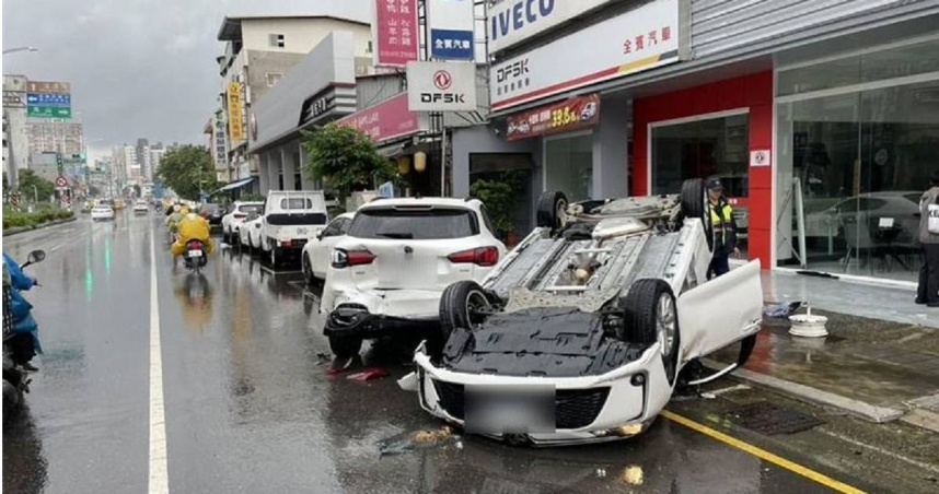 高雄鳳山路口發生車禍，32歲劉姓男子左轉與23歲翁姓女駕駛發生擦撞，導致對方車輛翻覆，波及路邊車輛。（圖／翻攝畫面）