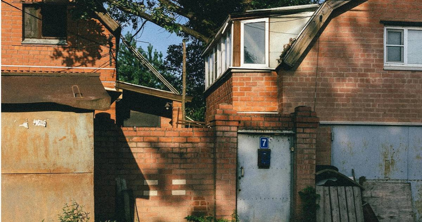 近日，有房仲業者在臉書社團PO出兇宅出售資訊，經查發現是2023年桃園大溪轟動一時的「嫉夫殺妻案」命案現場。（示意圖／翻攝pexels）