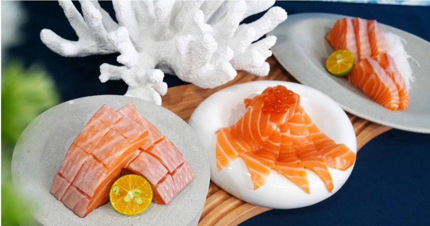 爭鮮推出3款大份量的升級版鮭魚商品「極上鮭肚盛」（左起）、「火山鮭魚盛」、「鮮鮭五豪盛」。（各150元，圖／魏妤靜攝）