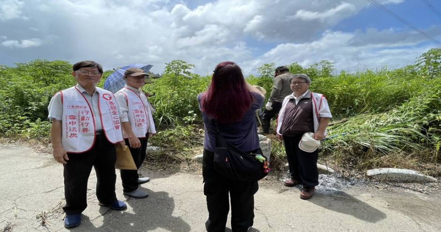 隋姓女子苦等18年，終於盼到哥哥回家，在善願愛心協會幫助下安葬兄長。（圖／翻攝畫面）