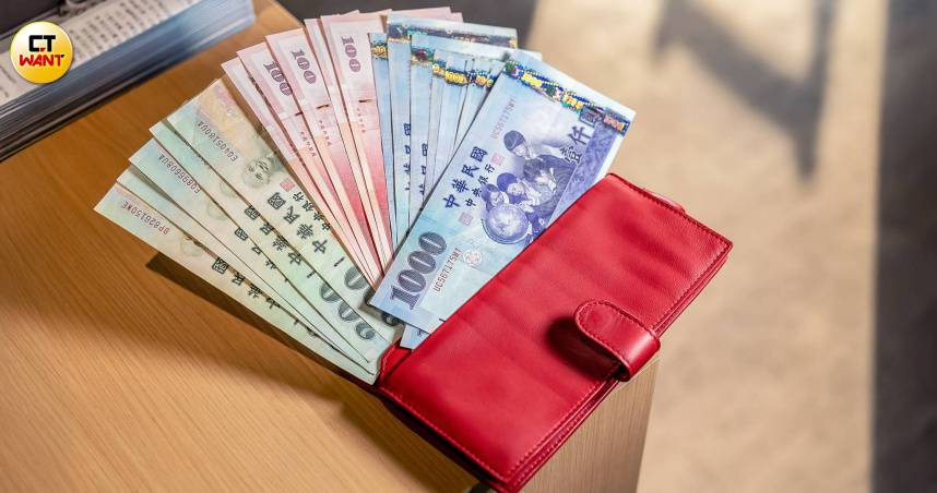 一名上班族因為心肌梗塞住院，6月份只上班1.5天，薪水竟變成負數。（示意圖／焦正德攝）