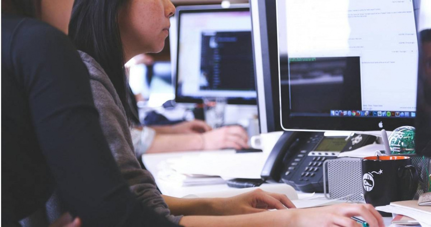 一名女網友因電腦問題請教公司IT，卻被打槍「妳新人報到第一天，我講過」，讓她傻眼。（示意圖／Pexels）