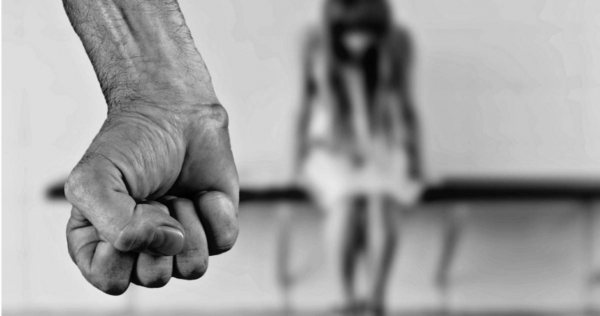 基隆一名張姓女子婚後生下8個孩子，但因丈夫對小孩家暴，遭社工介入聲請對其中2名子女進行保護安置。張女不滿社工「破壞家庭和睦」，竟上網造謠指控社工與督導「自導自演、一手遮天」。（圖／翻攝pixabay）