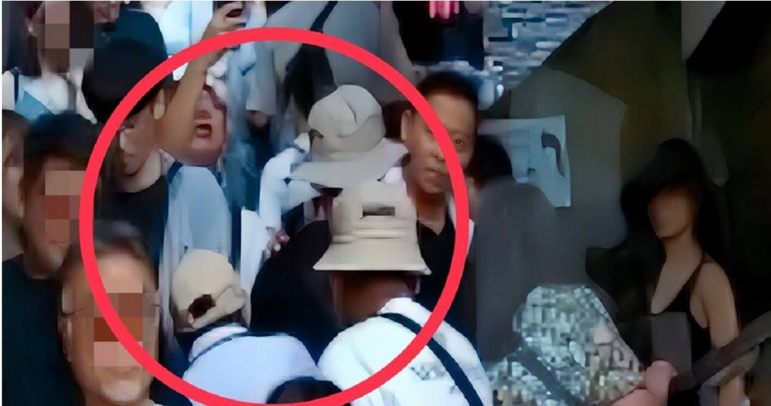 三名跨國竊盜集團成員的東南亞籍男子本月5日入境台灣，因曾在台北市永康商圈專偷外籍遊客被警方鎖定，13日在新北市九份老街被指認確定為前兩天才犯下竊盜案的疑犯，當場被逮捕。（圖／新北市瑞芳警分局提供）