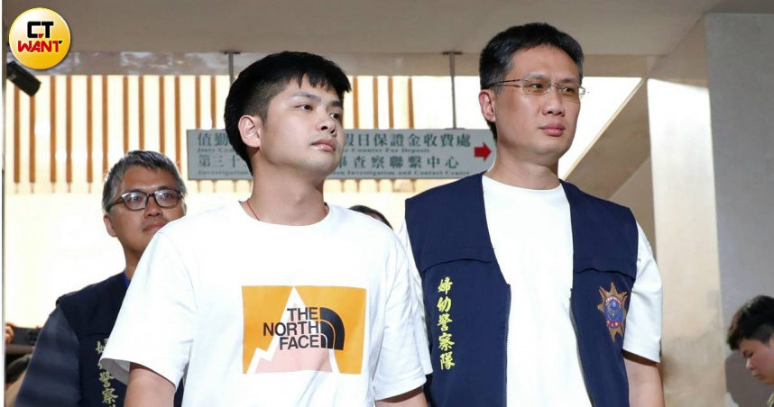 在婦幼隊的移送下，龔益霆在下午4時36分抵達台北地檢署。（圖／周志龍攝）