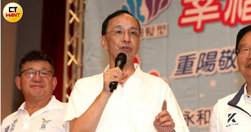 國民黨主席朱立倫表示，如果賴清德再不能夠幡然悔悟，再不能夠真正的以總統的角度，來解決國家的問題，中央、地方共同為民眾造福的話，「我想萊爾校長舒壓球一定會賣得更好」。（圖／劉耿豪攝）